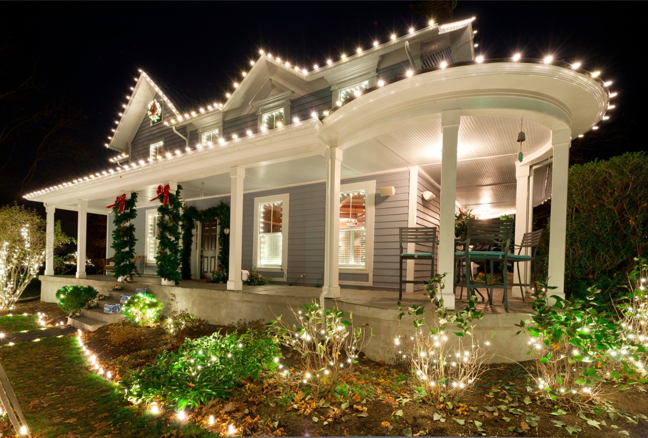 pretty house christmas lights exterior decoration house facade e1447171036335