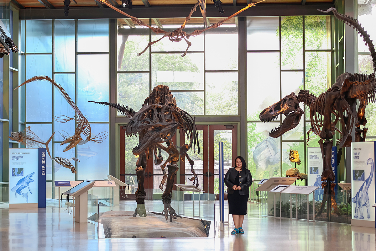 Witte lobby with dino bones